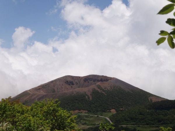 2/12 吾妻小富士　コニーデ火山で優美な山容を誇る　別名「すり鉢山」。火口まで降りられる。