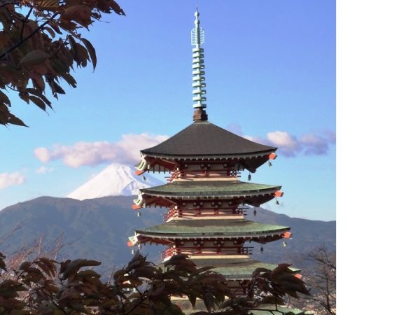 8/8 下山した公園。富士山と香陵台五重塔が迎えてくれた中国人の好む絶景とか？