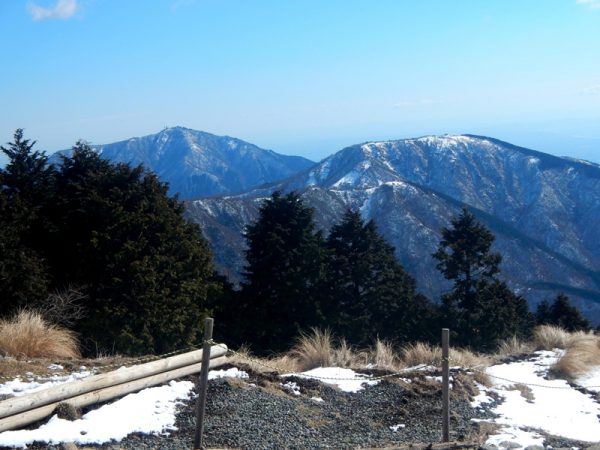2/8 花立山荘からの展望、大山・三ノ塔あたりは雪が