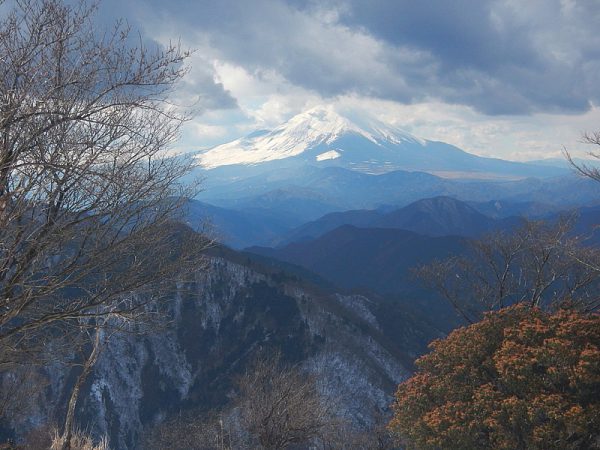 8/8 鍋割山頂からの展望、雲がかかっているが、富士山は大きい