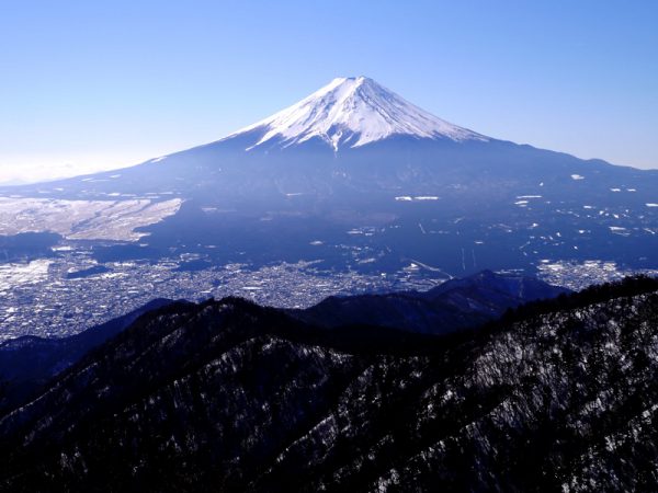 4/8三ツ峠山山頂から見る富士山は雄大だ