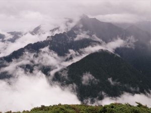 4/15雨雲の中に、唐沢岳が立つ！