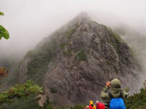 6/15霧の中に、巨大な岩峰が現れた！