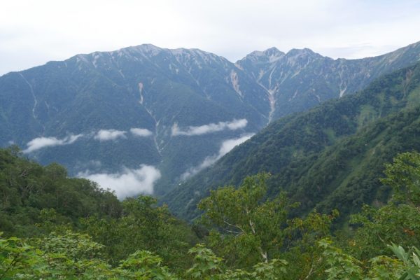 2/14 2400ｍ地点、針ノ木岳、蓮華岳、針ノ木雪渓が見える。
