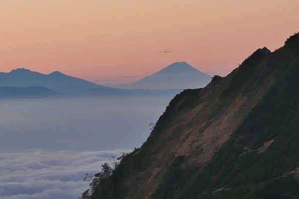 10/14 雲海の上に、遠く浅間、富士、穗高が浮かぶ。