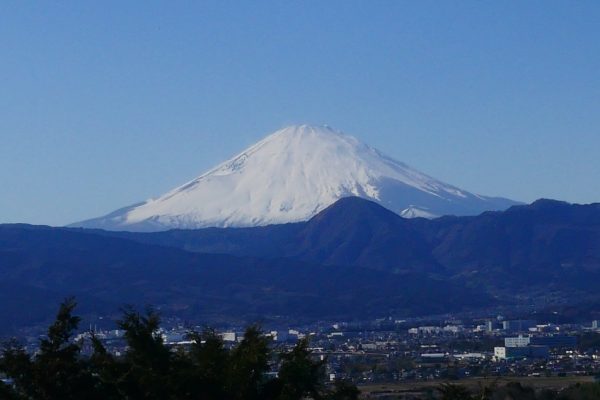 8/9 箱根矢倉山が子供のように見える、富士山は大きい