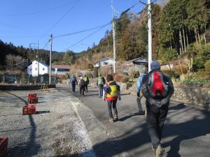 (4/12)吉野梅郷の前を琴平神社へ向う