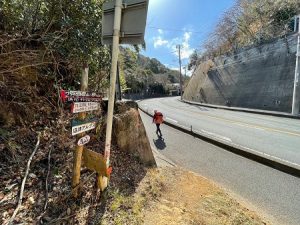 (7/9)八重坂峠から車道を歩く