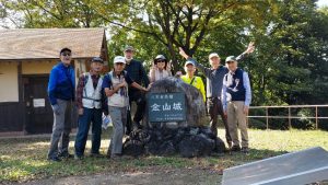9/12南曲輪に建つ石碑を囲んで