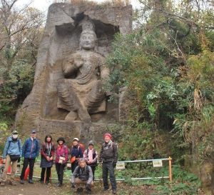8/9「摩崖仏」前で