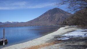 2/10 湖畔から大きな男体山