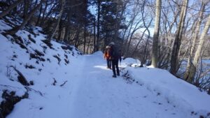 3/10 湖畔の遊歩道　残雪の路