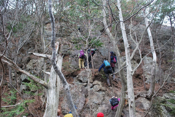 3/12Ａコース急坂を上り、鎖やロープにつかまり岩場を登ることに