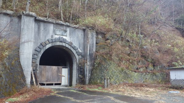 1/8旧山伏トンネル平野側。この右手に登山道入り口がある。