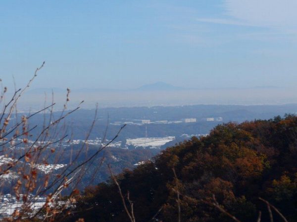 4/8東京上空を覆うスモッグの向こうに筑波山が見えた