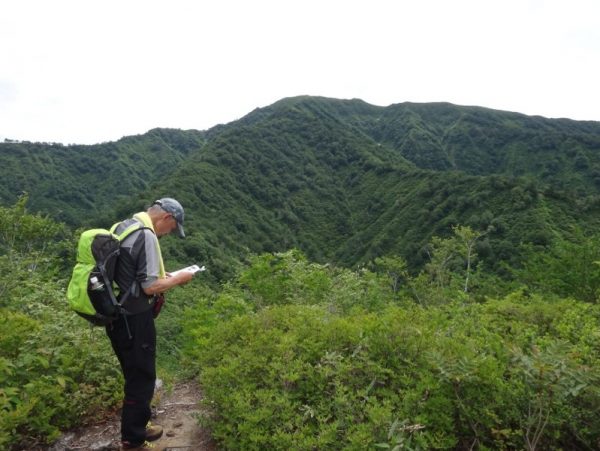 6/12 松の木ダオ付近で地図を確認 展望の良い974m　地図を確認する。前方は未丈ケ岳