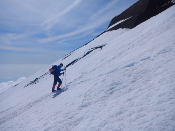 5/12 標高差400mの大雪渓を一歩また一歩足を動かす