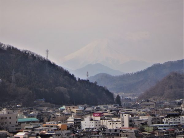 3/12かすかに見える富士山と大月市街！
