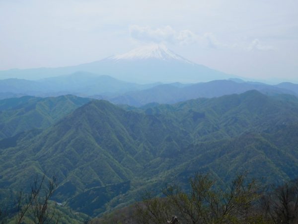 10/12 大笄の途中、富士山を見ながら昼食休憩