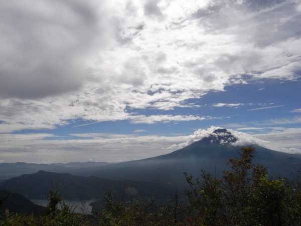 7/9 王岳山頂より雲に抱かれた富士