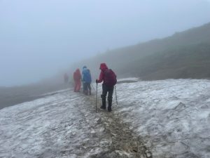 24/27 雪渓を歩く