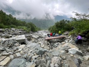 25/27 秩父沢にて休息＆雨具を脱ぐ