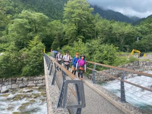 27/27 最後の橋を渡ると新穂高温泉バス停