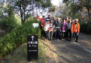 1/10「 さきたま緑道」入口より古墳群へ出発