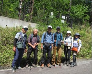 1/12 駐車場上の登山口にて