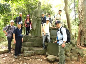 11-12鎌倉武士「畠山重忠」像の前で