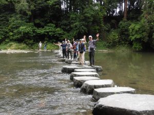 7-12冠水橋の飛び石を渡る