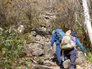 4/9かもしかコースの急坂を登る