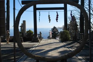 5/9 茅の輪の中に江の島が