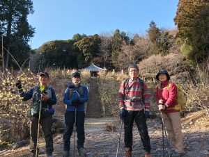 8/8 清水寺の蝋梅をバックに