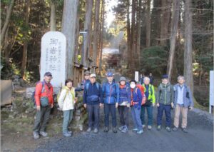 2/9 御岩神社の参道より登山開始(集合写真)
