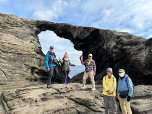 8/9  馬の背洞門(高さ8m幅6ｍ）にて