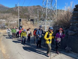 2/10 高川山登山口に向かって歩く