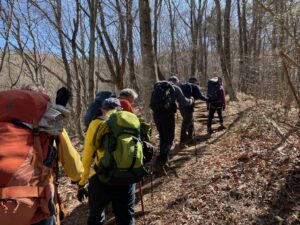 6/10 女坂との合流地点を過ぎ、尾根沿いを進む