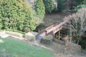 11/12御主殿から城山川に架かる「曳橋」を望む