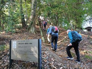4/12 最初の大型古墳は浅間山古墳(後円部分に登る)