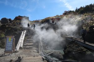 2/11 湯煙上げる登山口